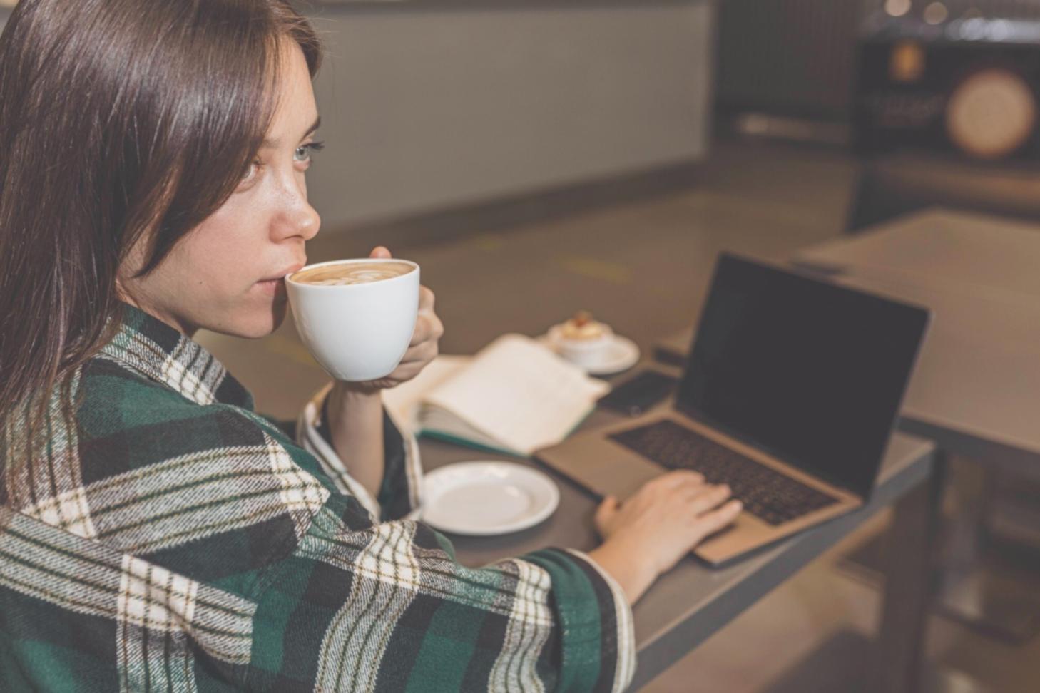 Análisis financiero detallado en oficina moderna