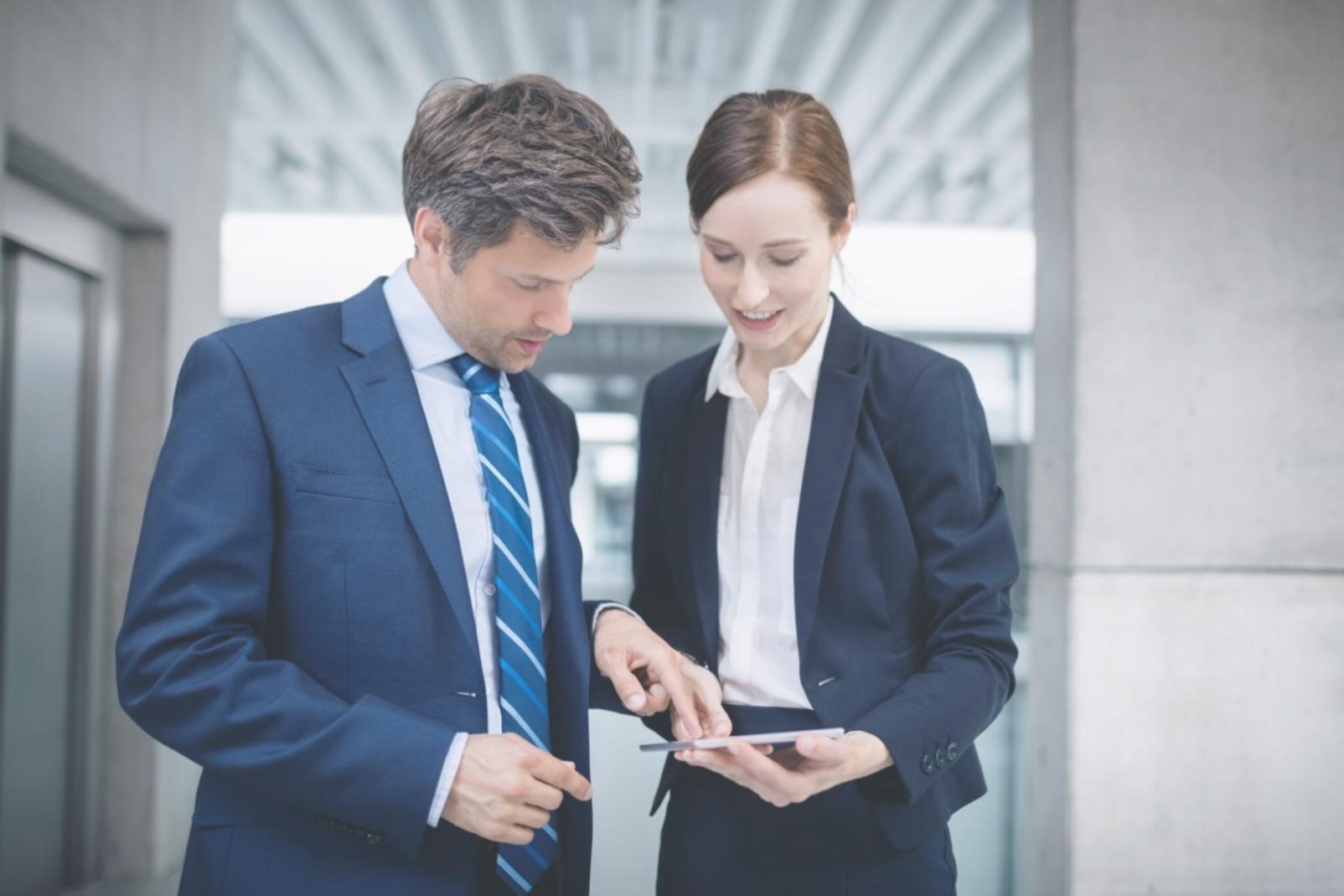Equipo polverianto trabajando en análisis financiero - Dedicación profesional