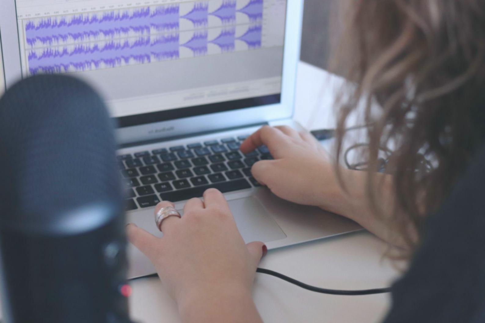 Profesionales trabajando con análisis de datos financieros en oficina moderna