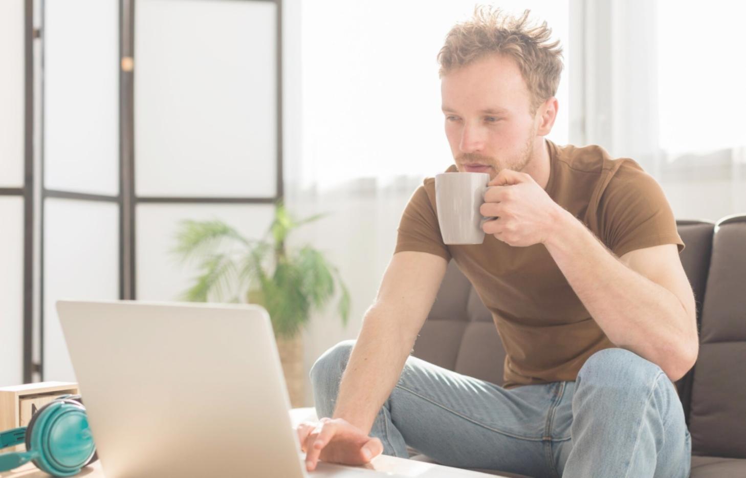Equipo revisando documentos financieros durante sesión formativa