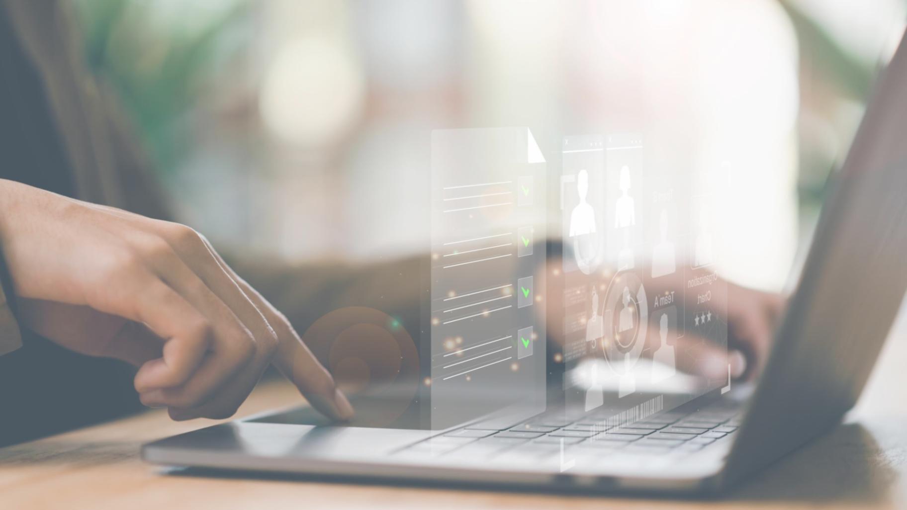 Equipo revisando informes financieros