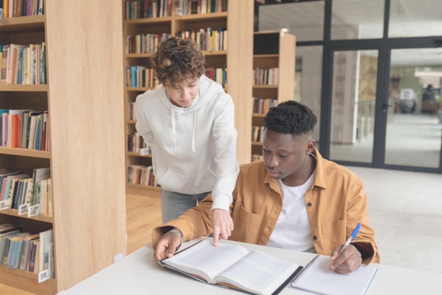 Equipo profesional trabajando en análisis financiero colaborativo