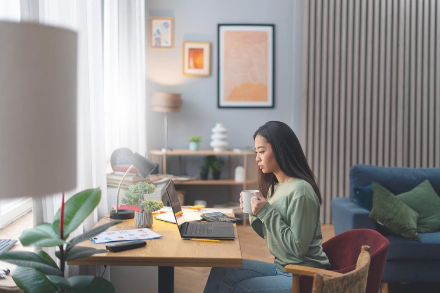 Análisis financiero profesional con documentos y gráficos