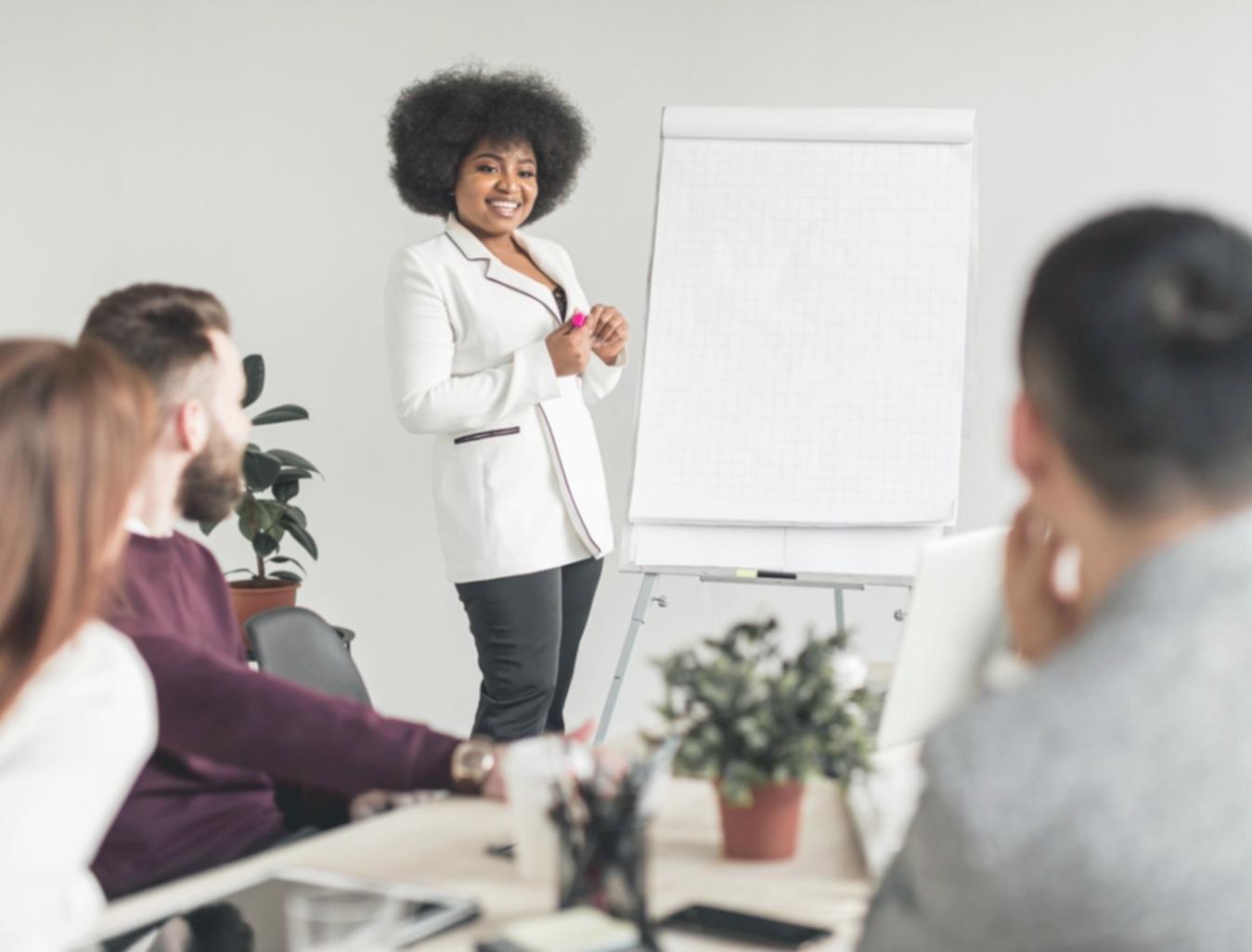 Profesional revisando métricas de inversión